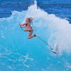 55c3128b15df5a8a78fe0--extreme-sport-surfing-girls.jpg