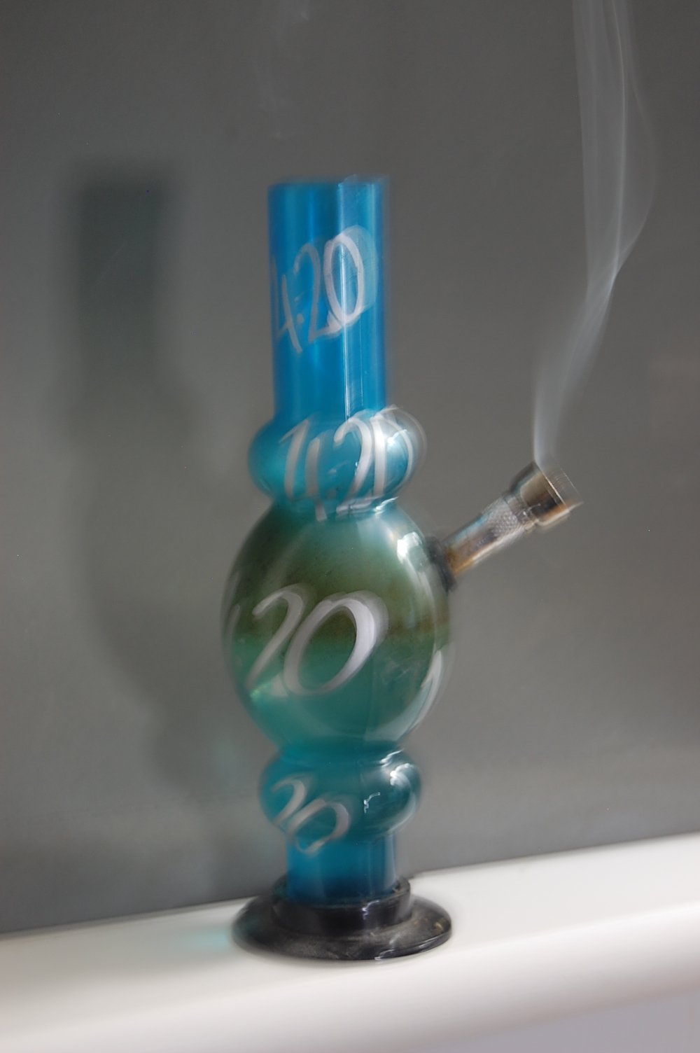 bong-waterpipe-weed.JPG