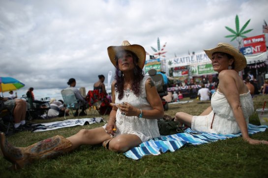 Veronica Livermore and Lizzie DeNully at Seattle Hempfest