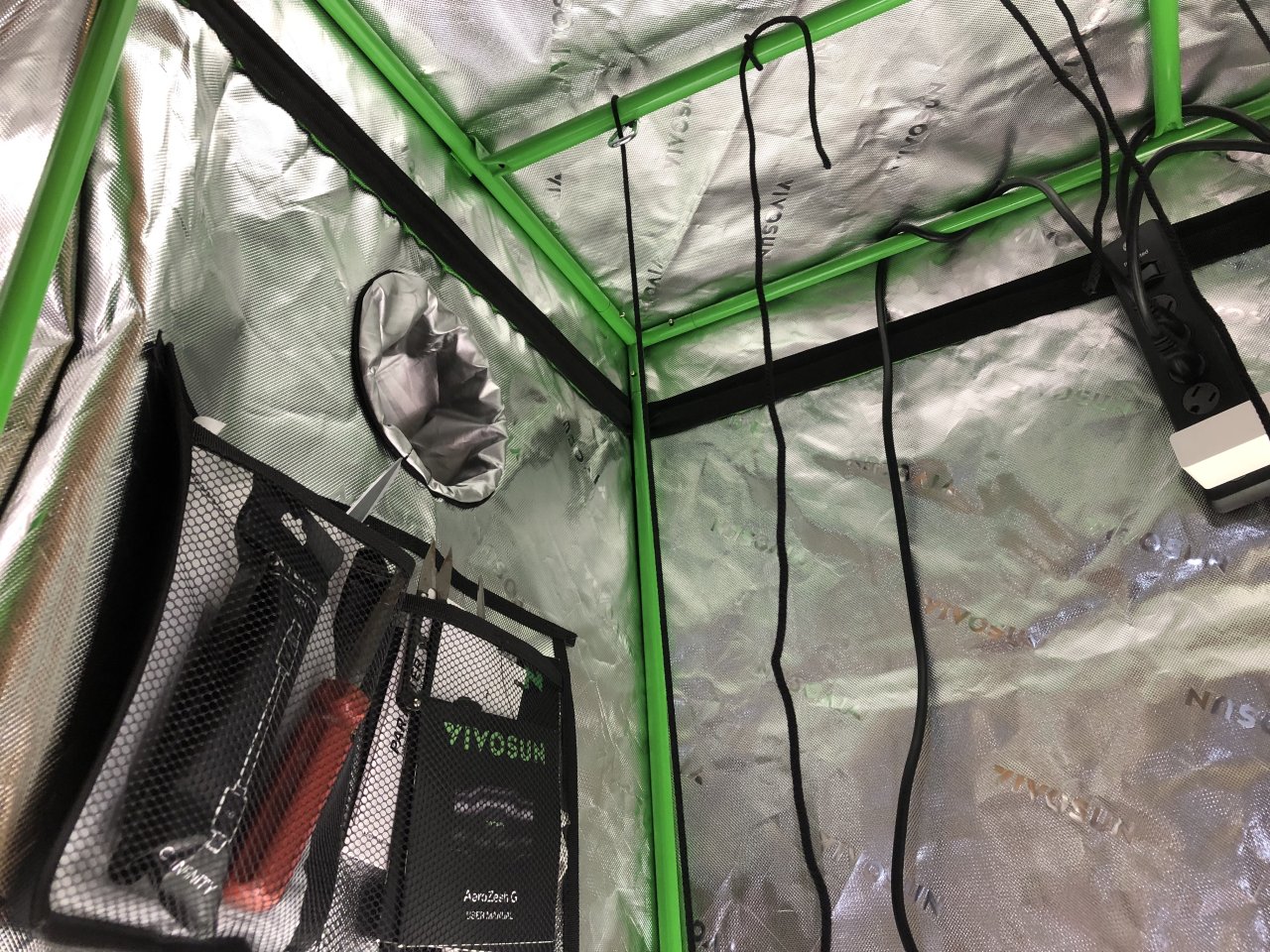 Vivosun 2x4x5 Grow Tent Inside Top Left.jpeg